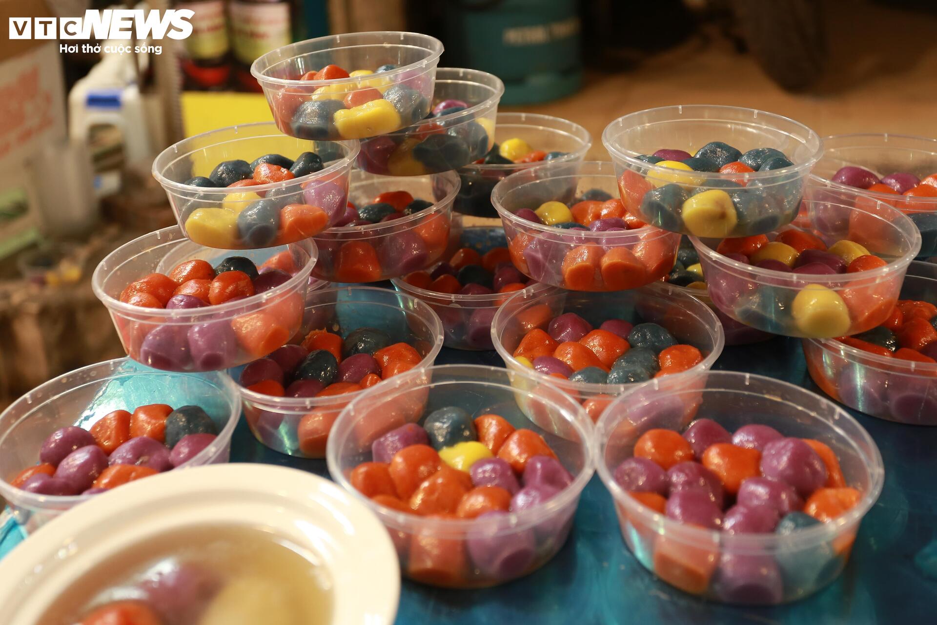 Xếp hàng mua bánh trôi, bánh chay ngày Tết Hàn thực - Ảnh 11