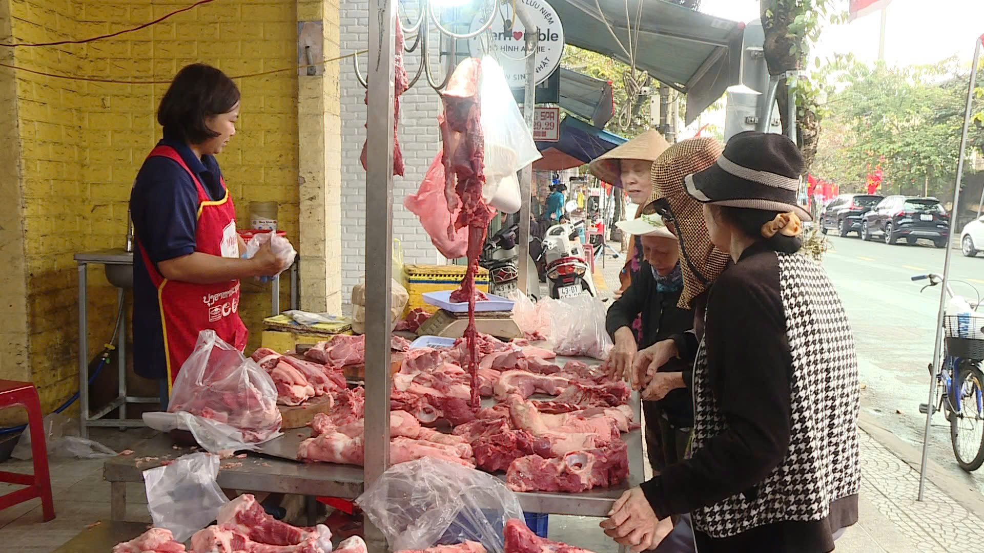 Xoay xở trong "bão giá" thịt heo - Ảnh 1