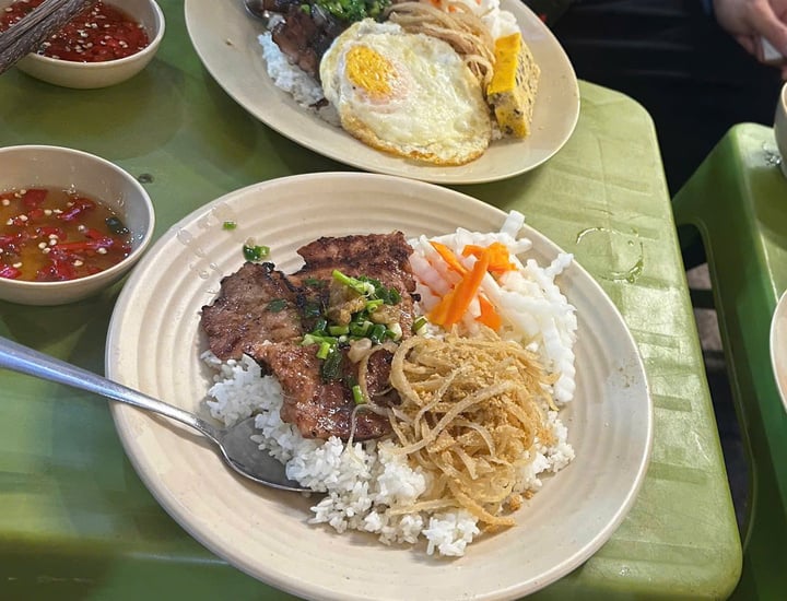 Thịt heo tăng không ngừng, cơm tấm, ổ bánh mì ở TP.HCM bắt đầu đội giá - Ảnh 2