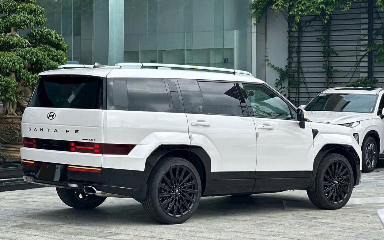 Hyundai Santa Fe 'xả kho' giảm kỷ lục 115 triệu tại đại lý: Bản tiêu chuẩn còn 970 triệu, rẻ hơn cả Everest, Kodiaq đời cũ - Ảnh 4