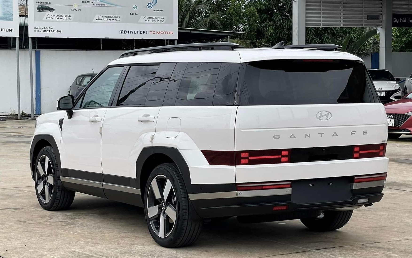 Hyundai Santa Fe 'xả kho' giảm kỷ lục 115 triệu tại đại lý: Bản tiêu chuẩn còn 970 triệu, rẻ hơn cả Everest, Kodiaq đời cũ - Ảnh 2