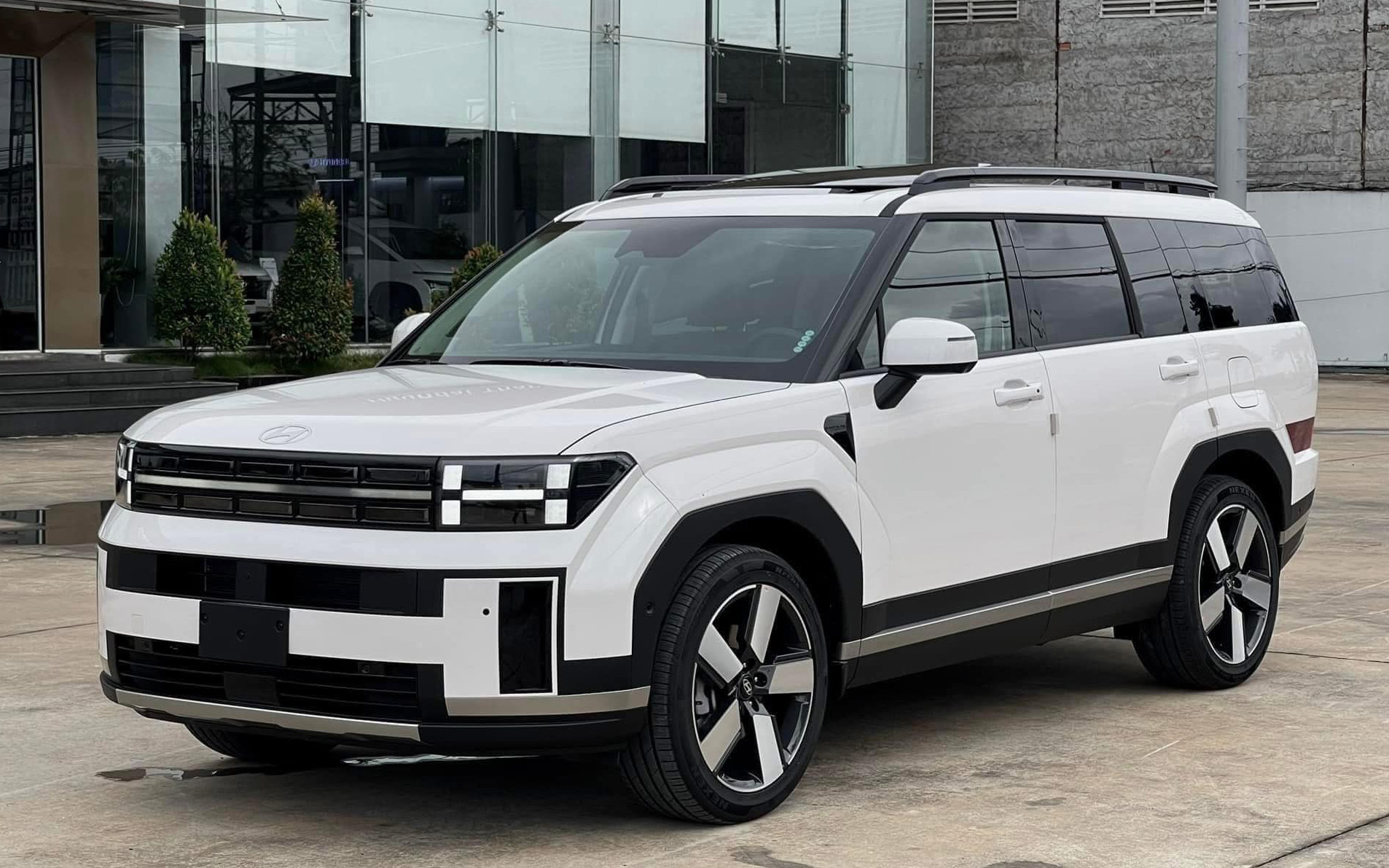 Hyundai Santa Fe 'xả kho' giảm kỷ lục 115 triệu tại đại lý: Bản tiêu chuẩn còn 970 triệu, rẻ hơn cả Everest, Kodiaq đời cũ - Ảnh 1