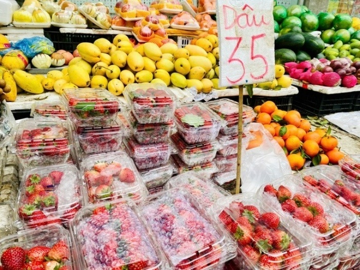 Dâu tây "giá rẻ như cho" tràn ngập thị trường, bán tràn lan ở vỉa hè Hà Nội - Ảnh 1