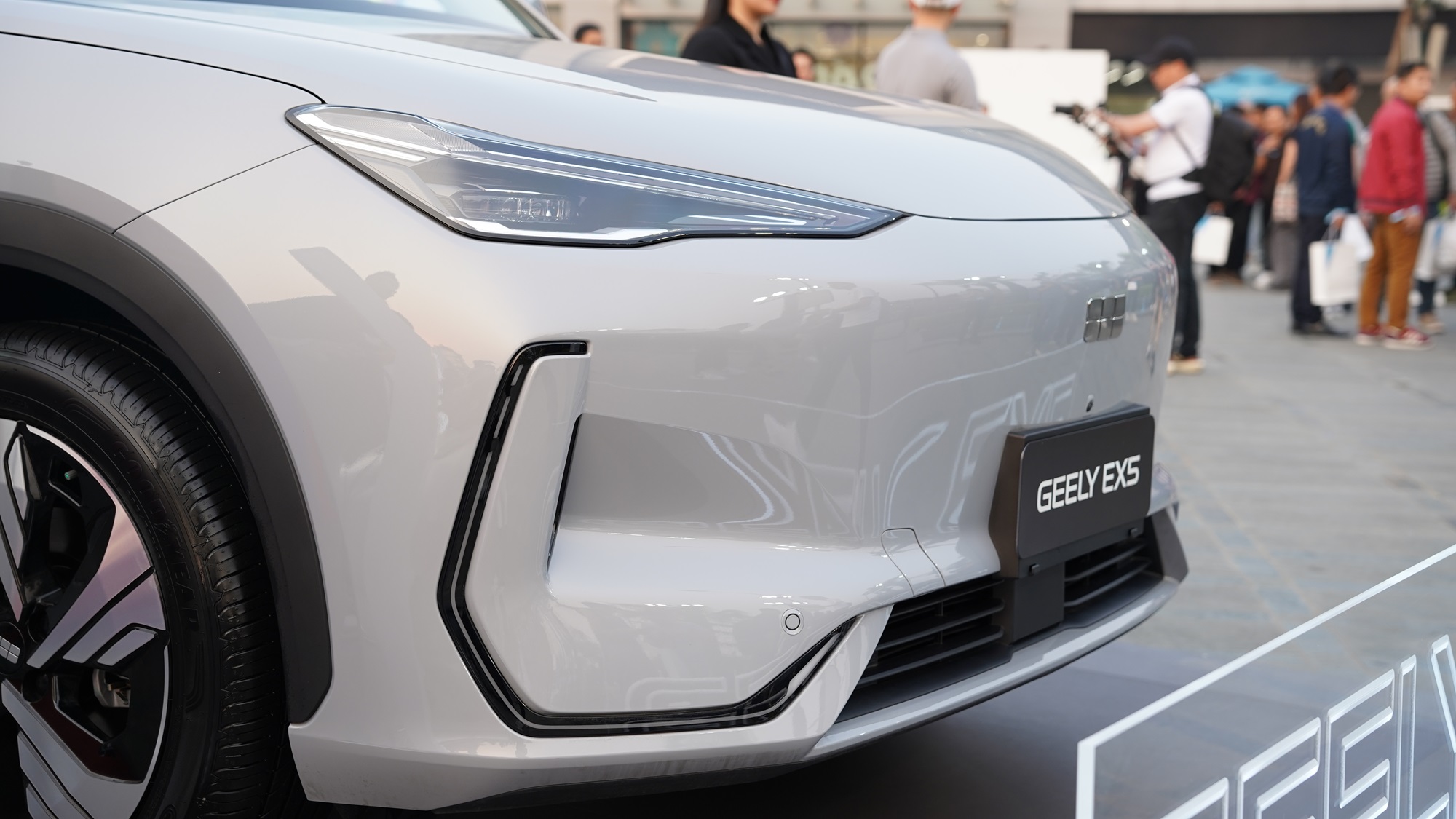 Cận cảnh tân binh xe điện Geely đến Việt Nam: Chạy 430km, đầy 80% pin chỉ 20 phút - Ảnh 4