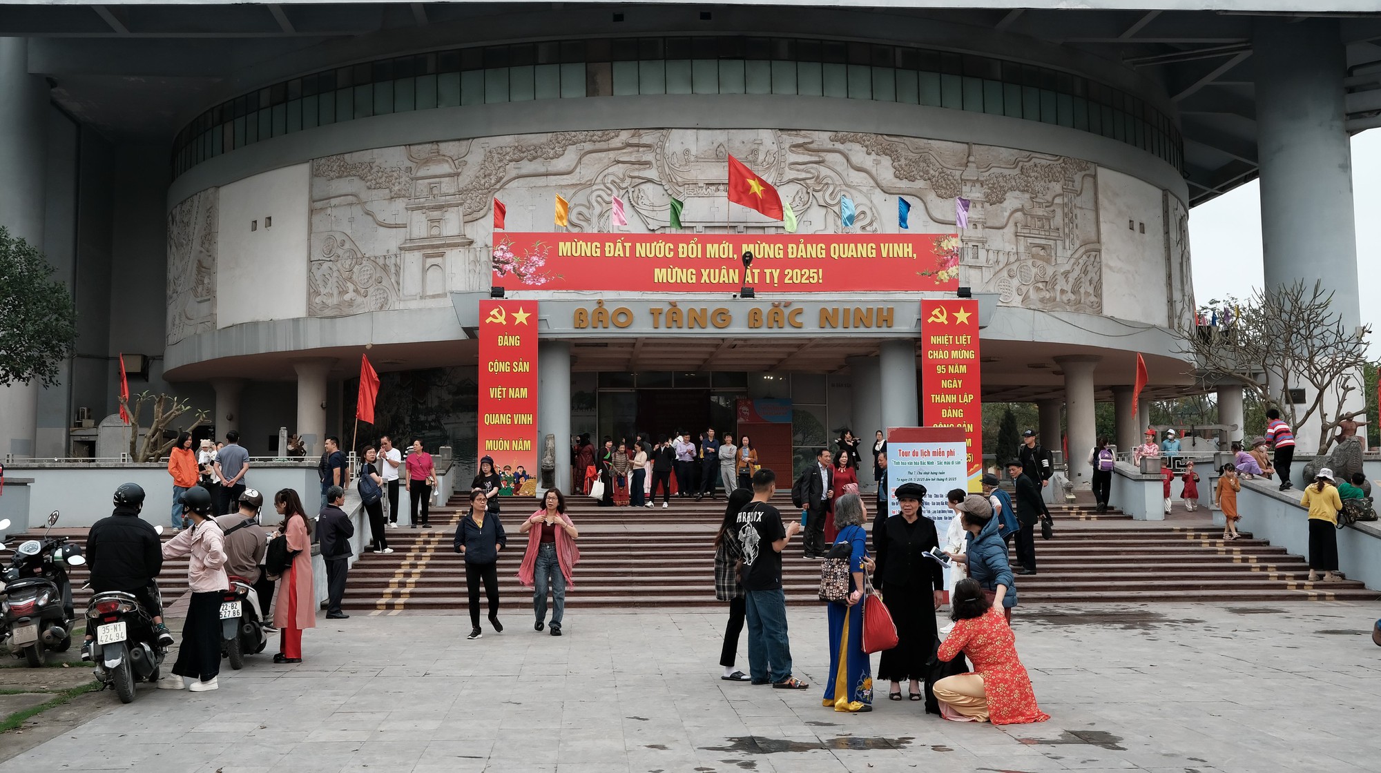 Khách xếp hàng từ 4 giờ sáng đi tour du lịch miễn phí ở Bắc Ninh, xe tăng gấp 3 lần vẫn hết sạch - Ảnh 2