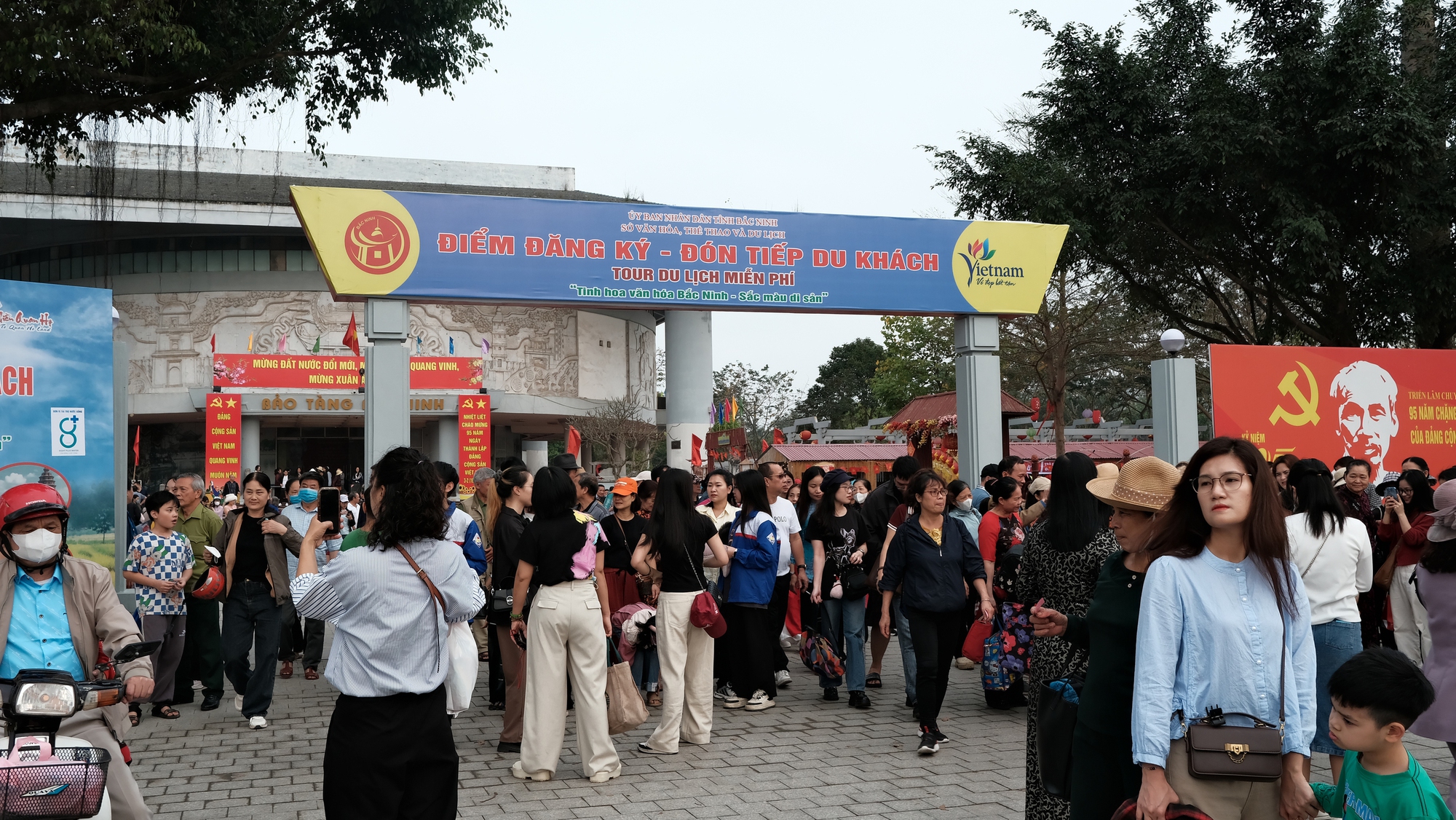 Khách xếp hàng từ 4 giờ sáng đi tour du lịch miễn phí ở Bắc Ninh, xe tăng gấp 3 lần vẫn hết sạch - Ảnh 1