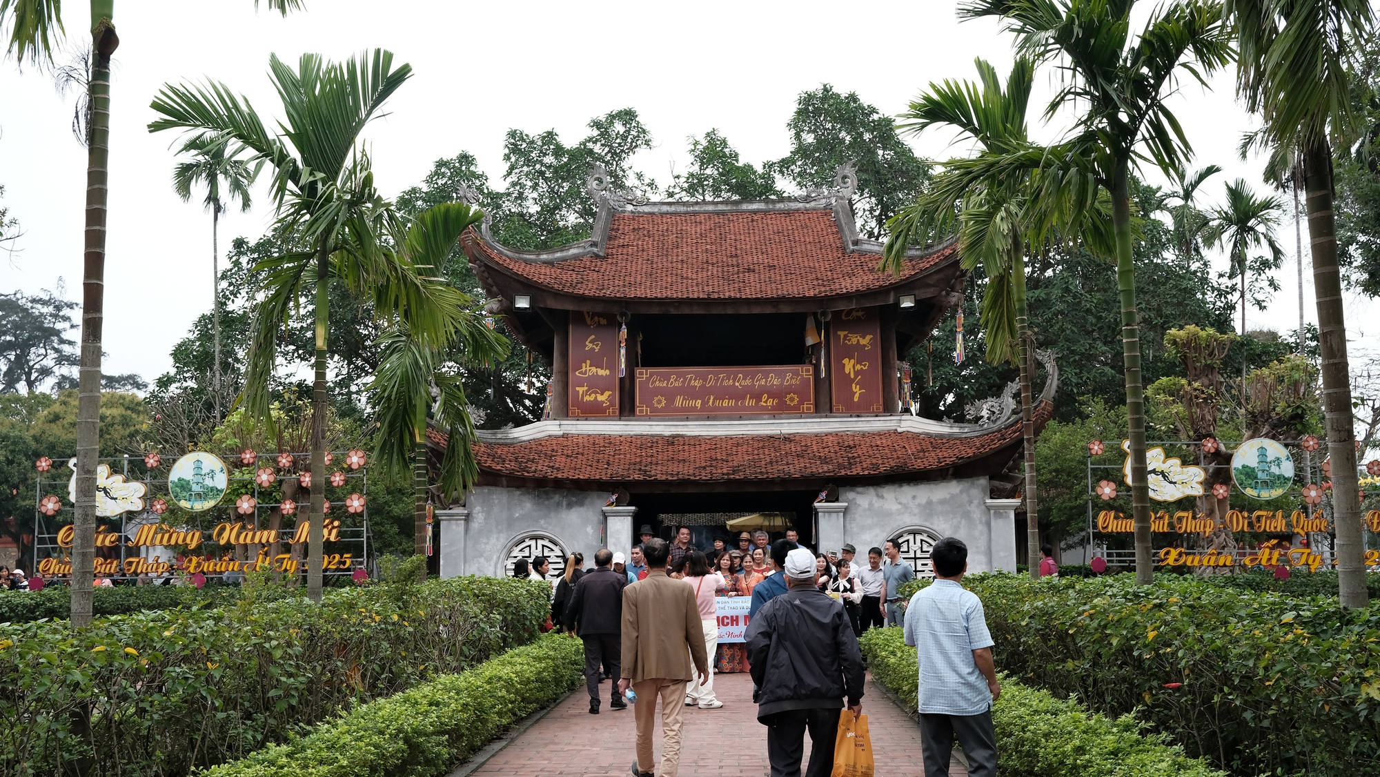 Khách xếp hàng từ 4 giờ sáng đi tour du lịch miễn phí ở Bắc Ninh, xe tăng gấp 3 lần vẫn hết sạch - Ảnh 8