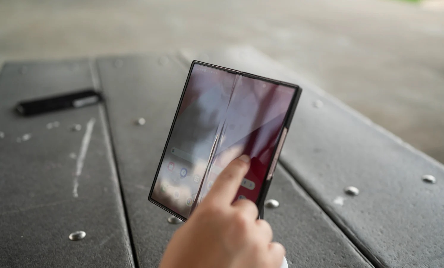 iPhone màn hình gập đầu tiên sẽ có mức giá trên 50 triệu đồng? - Ảnh 1