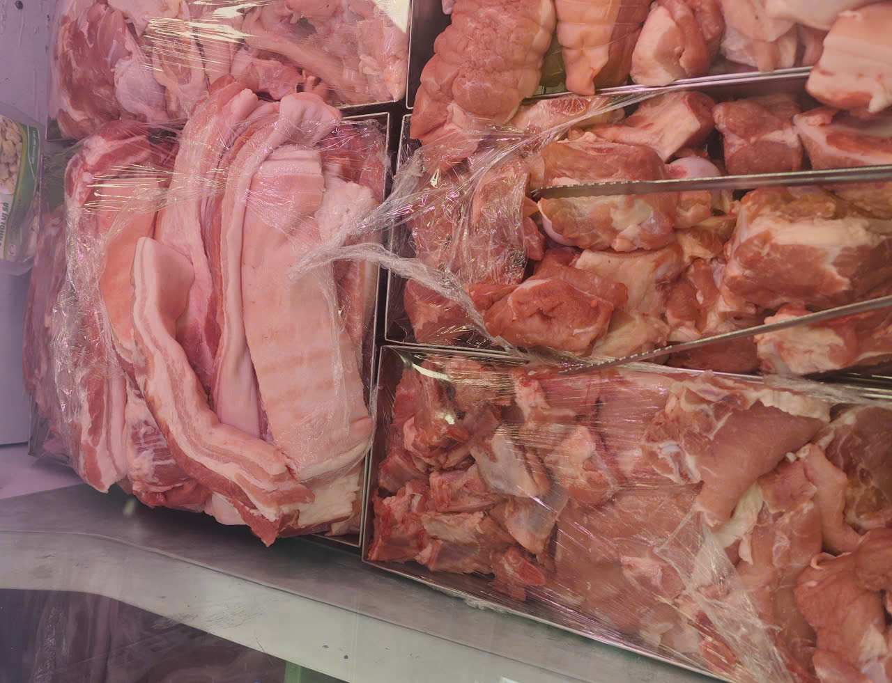 Giá heo hơi giảm sốc, doanh nghiệp ngỡ ngàng - Ảnh 1