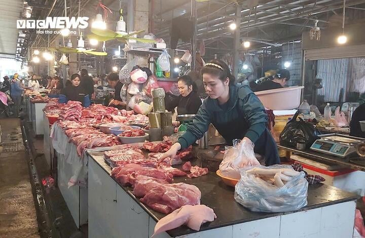 Giá thịt heo tăng cao, tiểu thương than ế - Ảnh 1