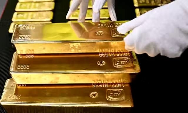 Giá vàng lập đỉnh chưa từng có trong lịch sử, chuyên gia thừa nhận nguyên nhân "tăng không cản nổi" - Ảnh 3