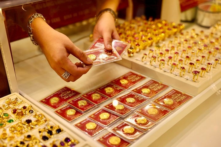 Cách nào hạ giá vàng cao ngất ngưởng, tăng điên cuồng? - Ảnh 1