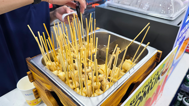 GS25 đổ bộ Hà Nội: Có gì hot tại chuỗi cửa hàng tiện lợi Hàn Quốc khiến genZ đội mưa đi trải nghiệm? - Ảnh 9