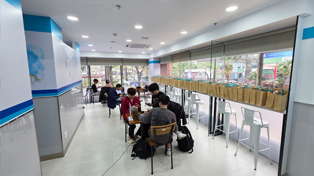 GS25 đổ bộ Hà Nội: Có gì hot tại chuỗi cửa hàng tiện lợi Hàn Quốc khiến genZ đội mưa đi trải nghiệm? - Ảnh 11