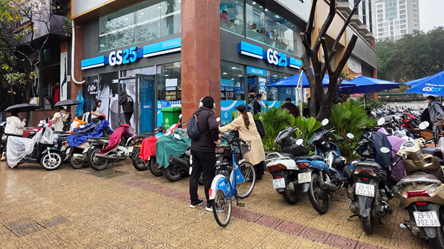 GS25 đổ bộ Hà Nội: Có gì hot tại chuỗi cửa hàng tiện lợi Hàn Quốc khiến genZ đội mưa đi trải nghiệm? - Ảnh 1