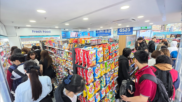 GS25 đổ bộ Hà Nội: Có gì hot tại chuỗi cửa hàng tiện lợi Hàn Quốc khiến genZ đội mưa đi trải nghiệm? - Ảnh 3