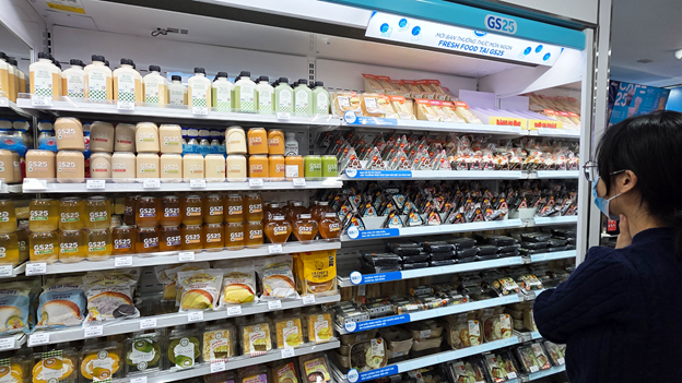 GS25 đổ bộ Hà Nội: Có gì hot tại chuỗi cửa hàng tiện lợi Hàn Quốc khiến genZ đội mưa đi trải nghiệm? - Ảnh 7