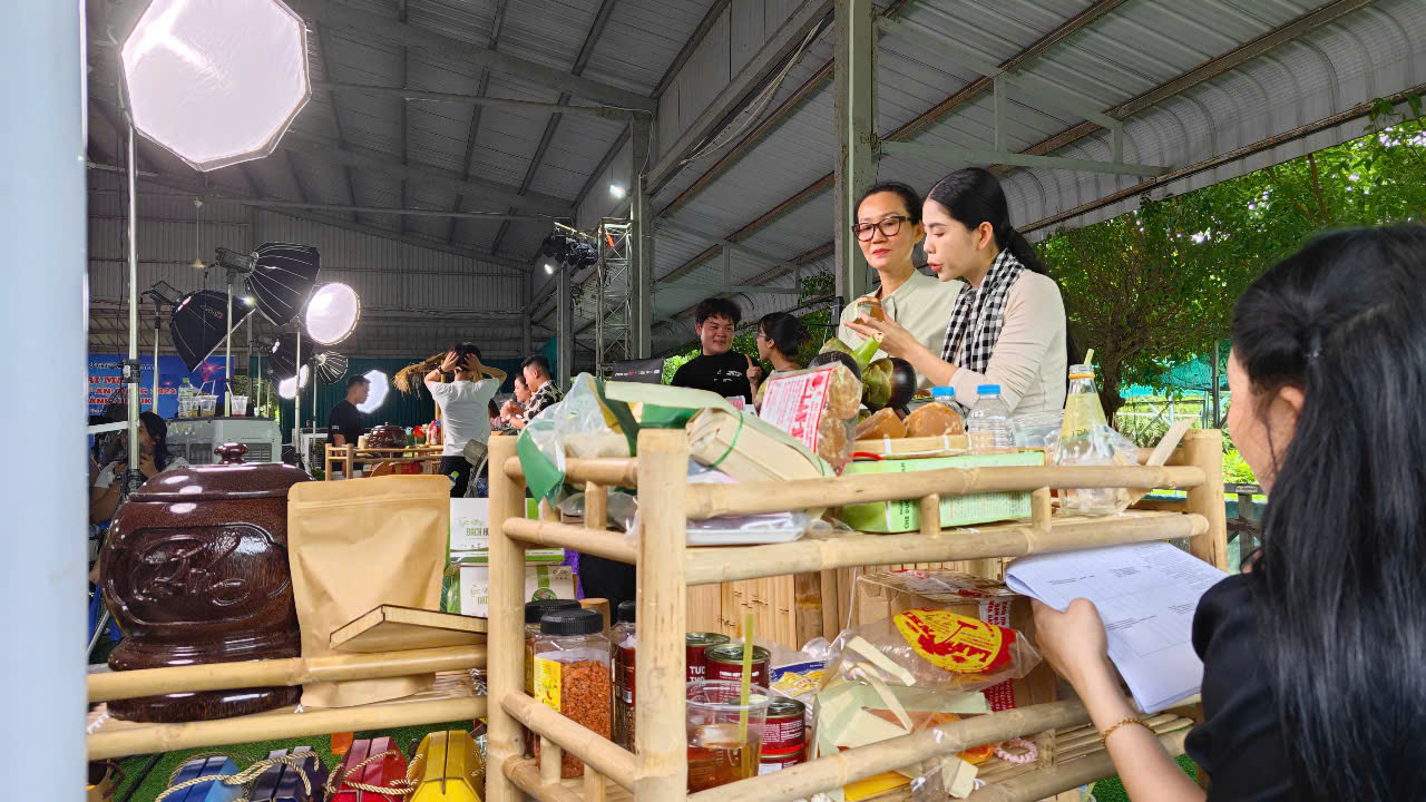 Giải mã cơn giận dữ của dư luận với “chiến thần livestream” Phạm Thoại, Hằng Du Mục... - Ảnh 3