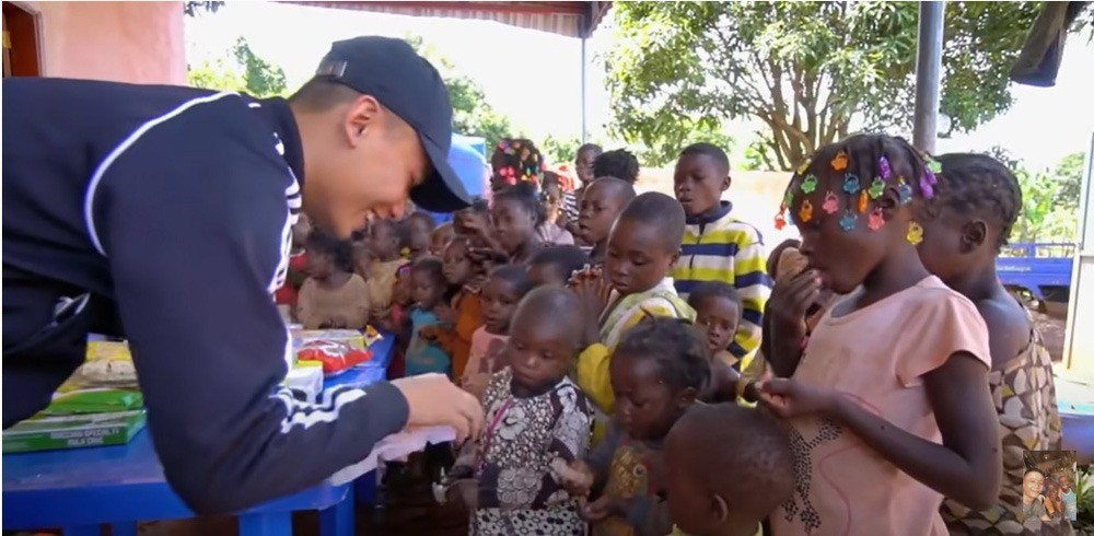 Trước khi vướng vào lùm xùm 'kẹo rau củ' cùng Hằng Du Mục và hoa hậu Thùy Tiên, 'chủ tịch' Quang Linh Vlogs đang sở hữu những mảng kinh doanh nào? - Ảnh 2