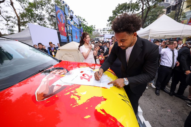 Tiền đạo Xuân Son chính thức nhận quà từ Chủ tịch Geleximco Vũ Văn Tiền: Mẫu xe giá 999 triệu, tiêu thụ chưa đến 1L/100 km tiết kiệm hơn Wave Alpha - Ảnh 3