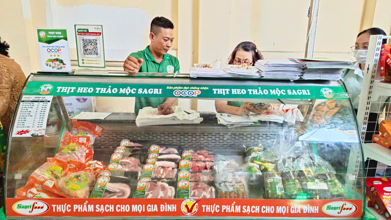 Giá heo hơi giảm sốc, doanh nghiệp ngỡ ngàng - Ảnh 2