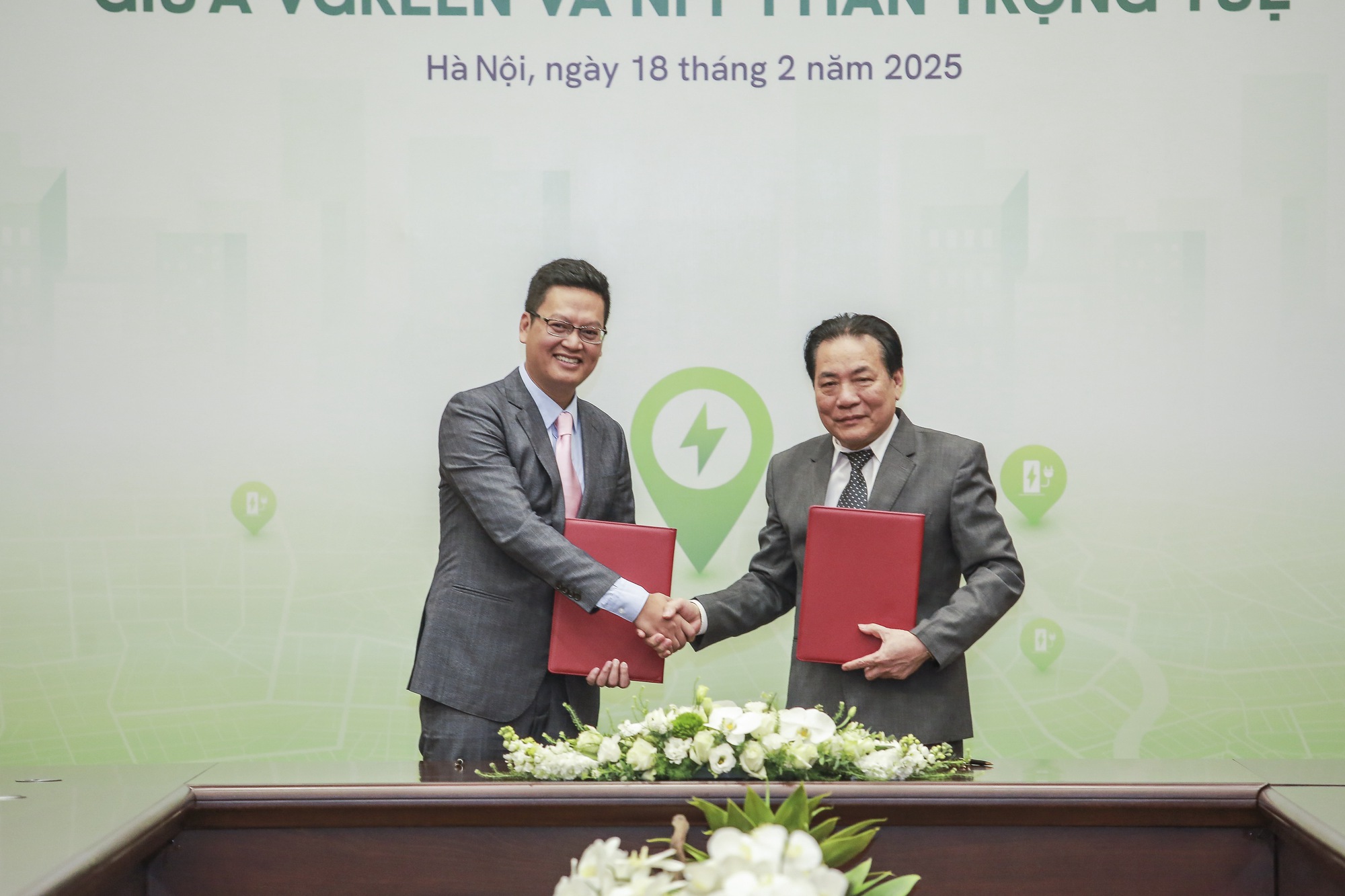 Công ty của tỷ phú Phạm Nhật Vượng hợp tác 'khách sộp' đầu tư 10.000 cổng sạc VinFast trên toàn quốc, trị giá 150 tỷ đồng mỗi năm - Ảnh 1