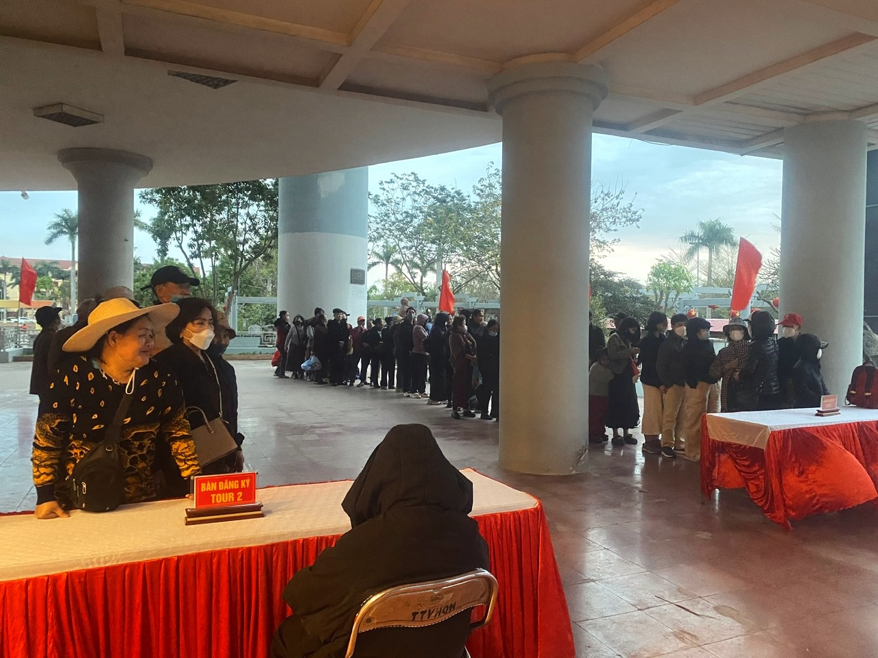 Khách xếp hàng từ 4 giờ sáng đi tour du lịch miễn phí ở Bắc Ninh, xe tăng gấp 3 lần vẫn hết sạch - Ảnh 3