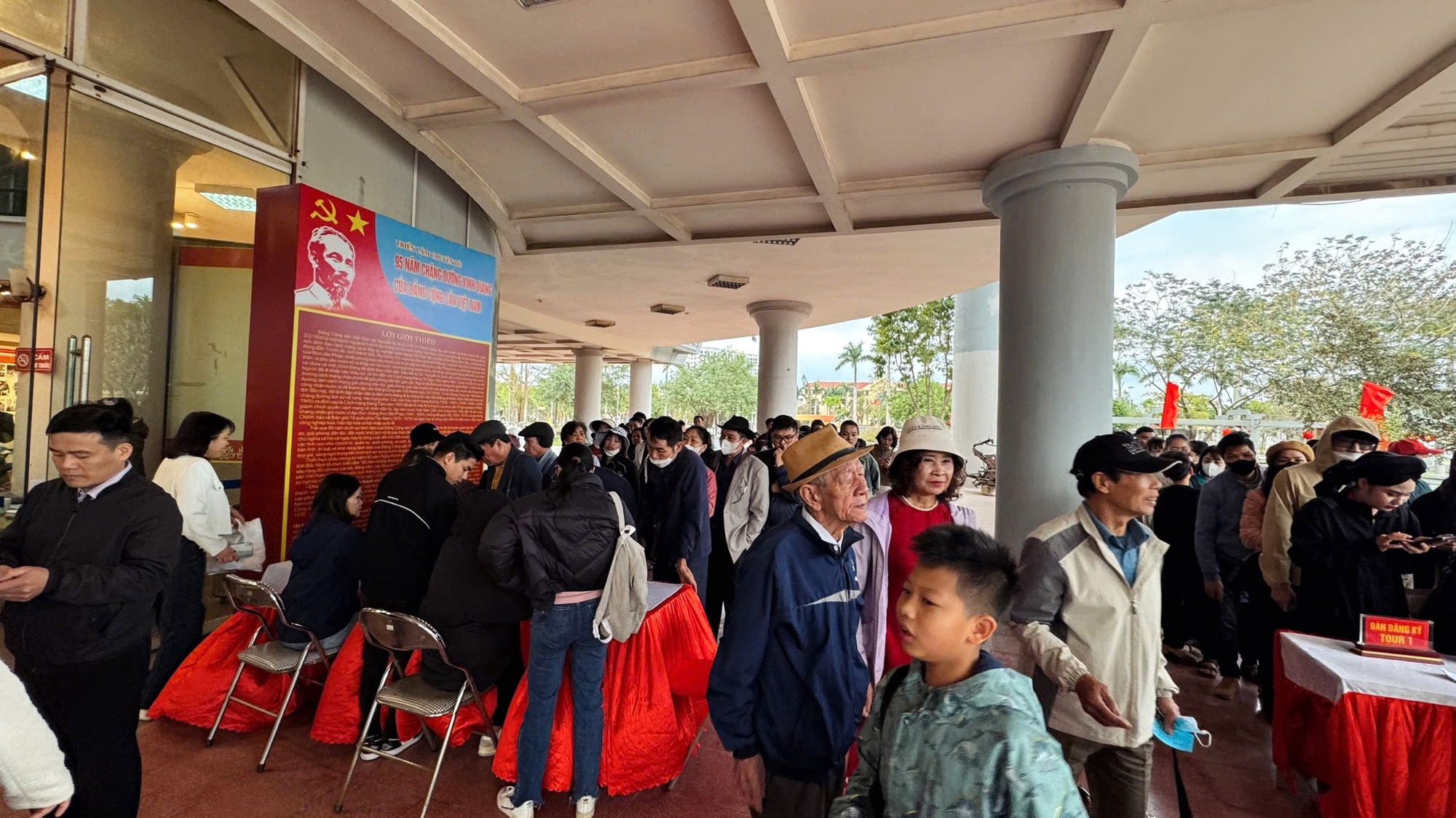 Khách xếp hàng từ 4 giờ sáng đi tour du lịch miễn phí ở Bắc Ninh, xe tăng gấp 3 lần vẫn hết sạch - Ảnh 4