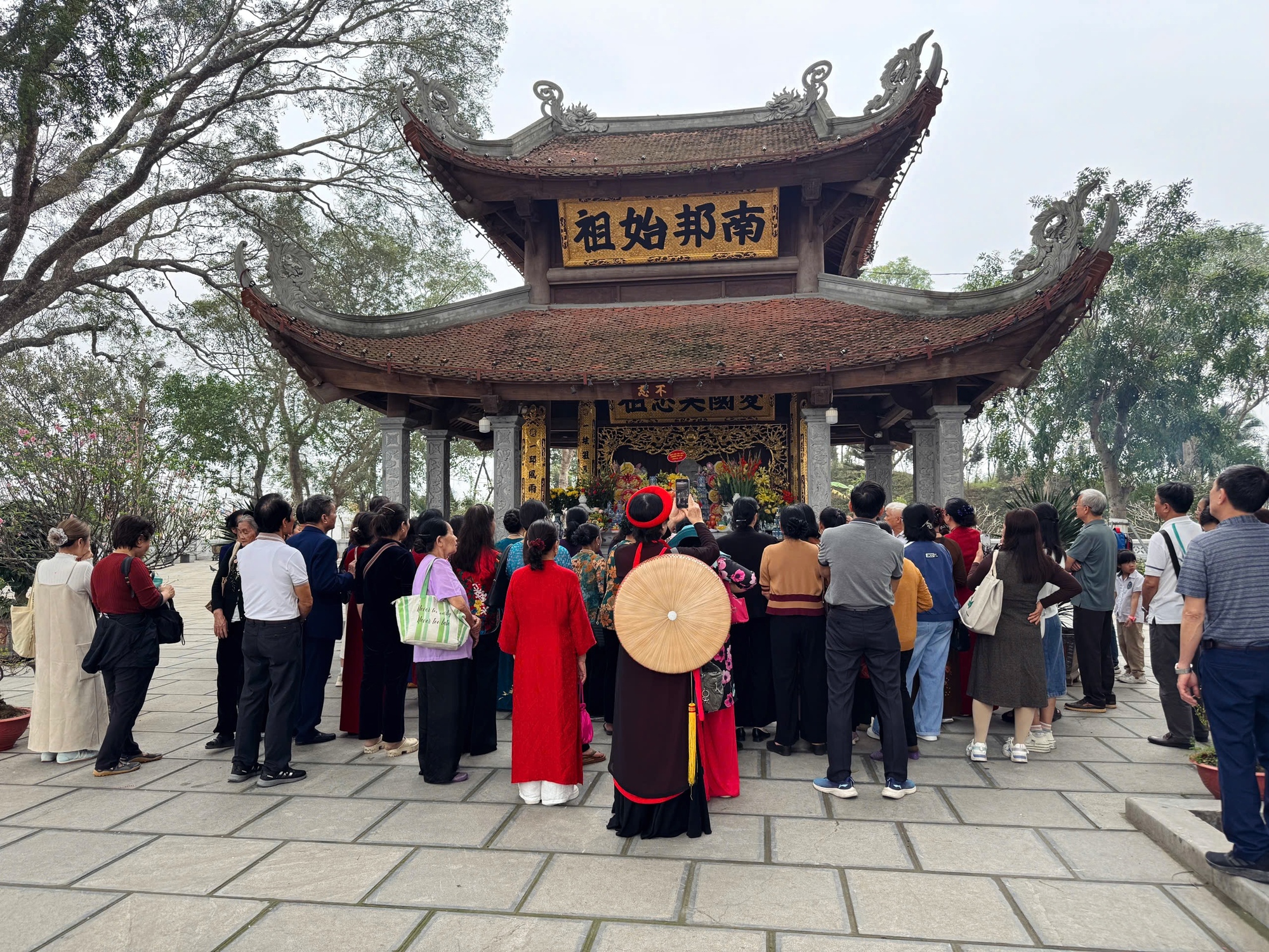 Khách xếp hàng từ 4 giờ sáng đi tour du lịch miễn phí ở Bắc Ninh, xe tăng gấp 3 lần vẫn hết sạch - Ảnh 9