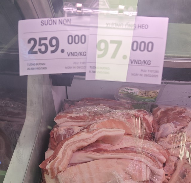 Hết “gồng” nổi, giá thịt heo bình ổn tại TP HCM có diễn biến mới - Ảnh 1
