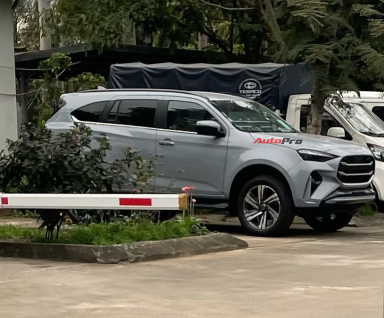 Lô Isuzu mu-X 2025 đầu tiên lộ diện tại Việt Nam: Thiết kế mới, mâm 20 inch ngang Everest, dễ ra mắt trong thời gian gần - Ảnh 3