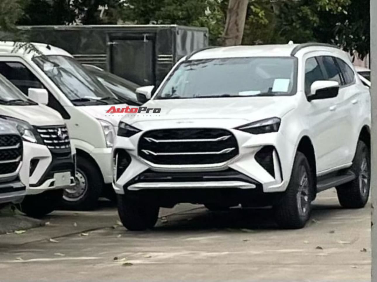 Lô Isuzu mu-X 2025 đầu tiên lộ diện tại Việt Nam: Thiết kế mới, mâm 20 inch ngang Everest, dễ ra mắt trong thời gian gần - Ảnh 2