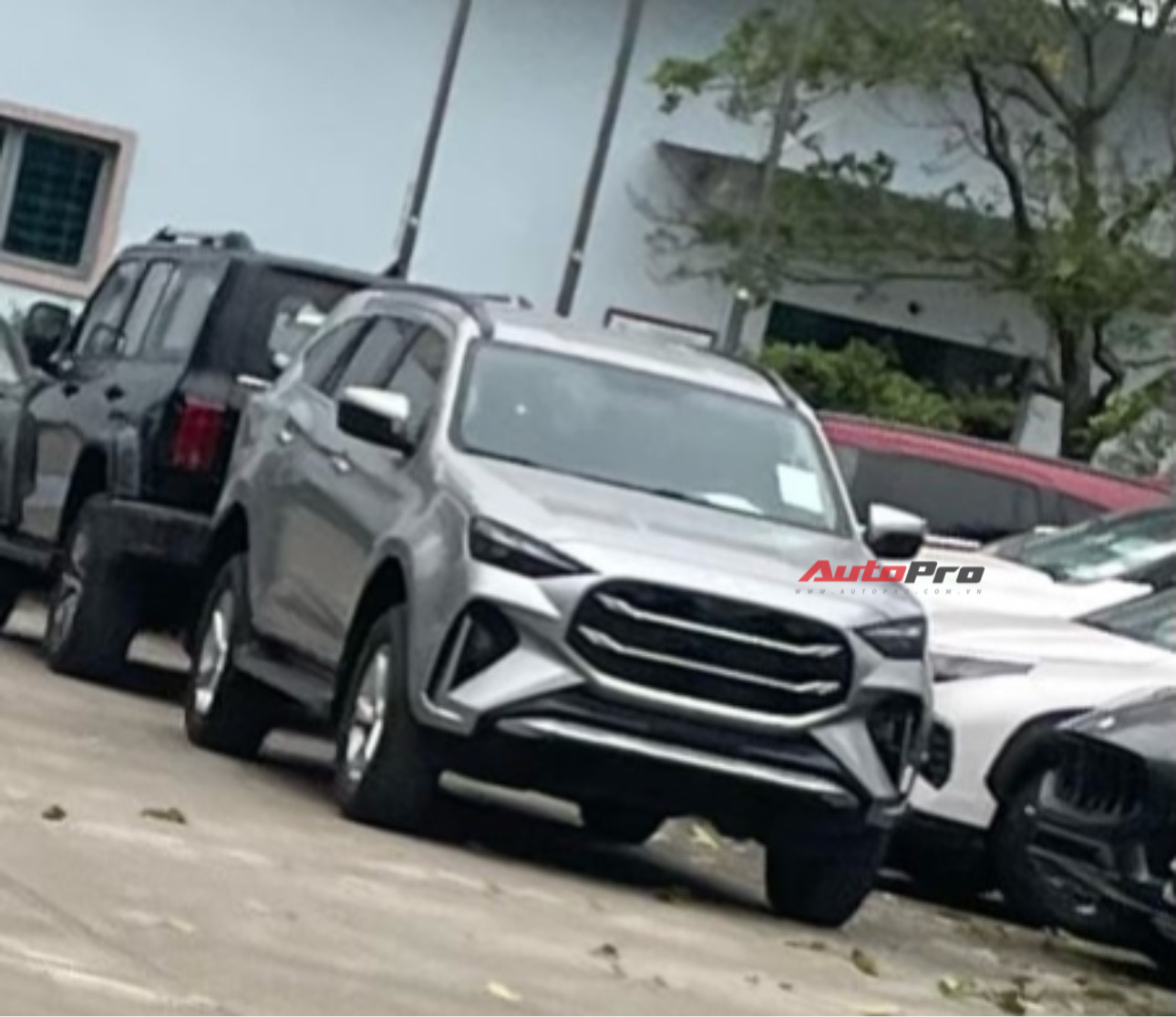 Lô Isuzu mu-X 2025 đầu tiên lộ diện tại Việt Nam: Thiết kế mới, mâm 20 inch ngang Everest, dễ ra mắt trong thời gian gần - Ảnh 4