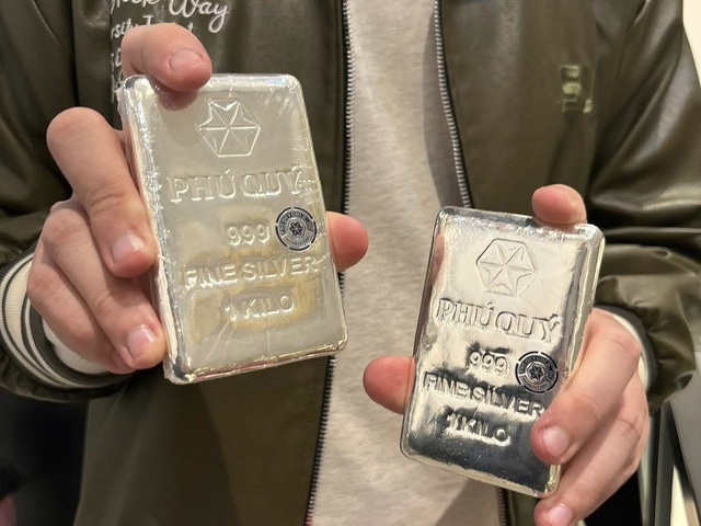 Giá vàng lập đỉnh, nhiều người chuyển hướng tích trữ bạc miếng - Ảnh 1