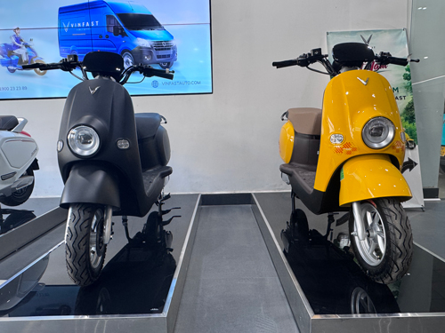 "Cuộc chiến" xe máy điện giá rẻ - Ảnh 1