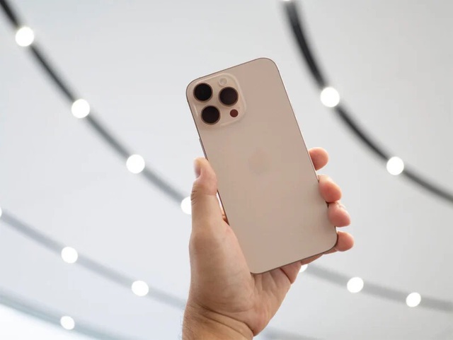 iPhone 16 Pro Max chạm mức giá đáy mới tại Việt Nam - Ảnh 1