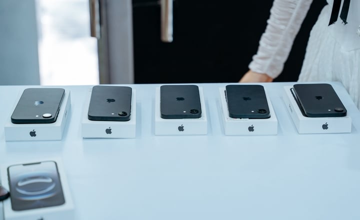 Ngày đầu bán iPhone 16e, khách mua ‘nhỏ giọt’ - Ảnh 2
