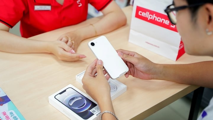 Ngày đầu bán iPhone 16e, khách mua ‘nhỏ giọt’ - Ảnh 3