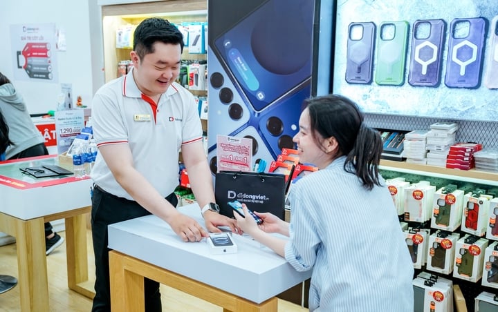 Ngày đầu bán iPhone 16e, khách mua ‘nhỏ giọt’ - Ảnh 1