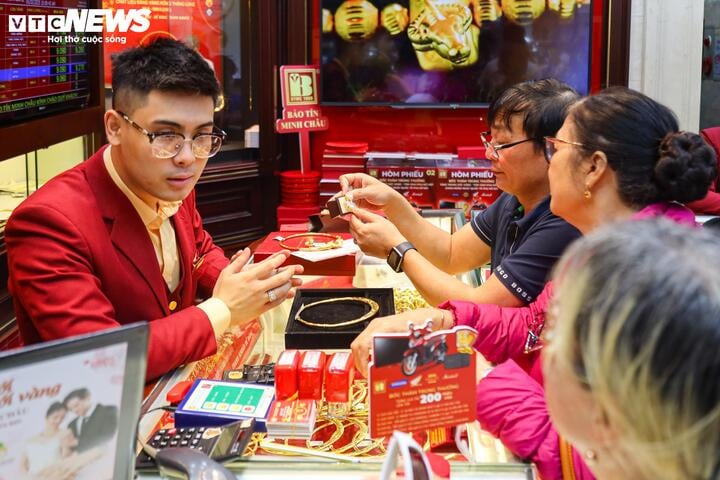 Giá vàng ngừng tăng, nên bán cắt lỗ hay mua đón sóng? - Ảnh 1