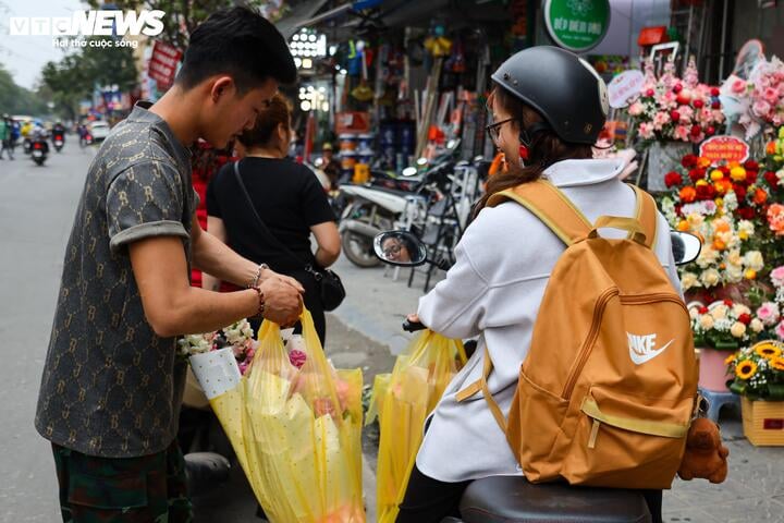 Khách hàng đổi 'gu', săn mua sen đá độc lạ dịp 8/3 - Ảnh 22