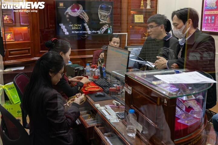 Khách bán 55 chỉ vàng khi giá giảm mạnh, cửa hàng phải 'mua chịu' - Ảnh 1