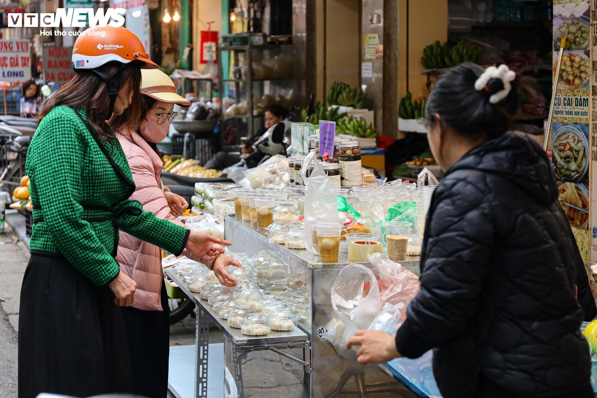 Xếp hàng mua bánh trôi, bánh chay ngày Tết Hàn thực - Ảnh 18