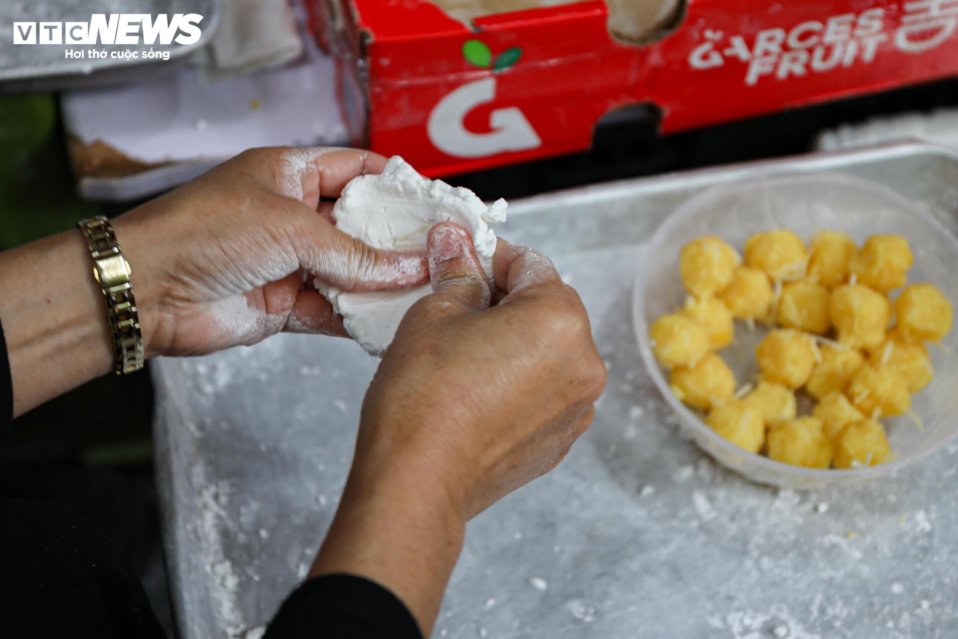 Xếp hàng mua bánh trôi, bánh chay ngày Tết Hàn thực - Ảnh 14