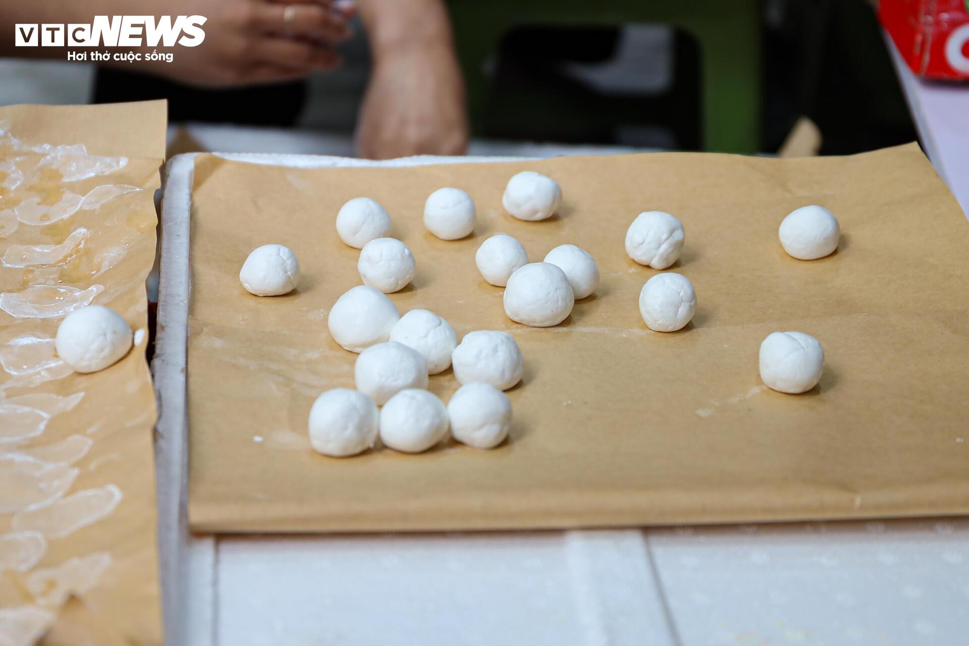 Xếp hàng mua bánh trôi, bánh chay ngày Tết Hàn thực - Ảnh 15