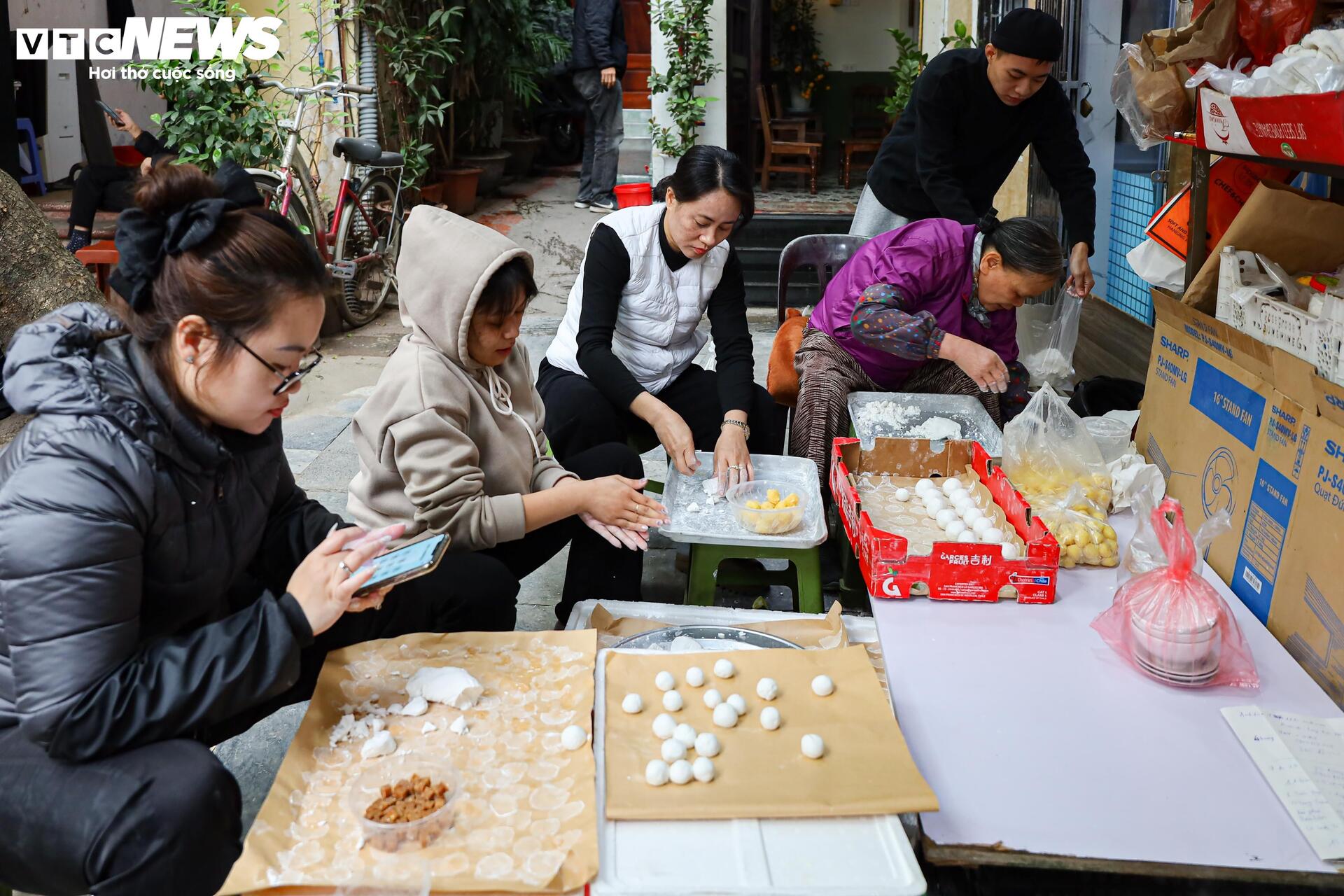 Xếp hàng mua bánh trôi, bánh chay ngày Tết Hàn thực - Ảnh 13