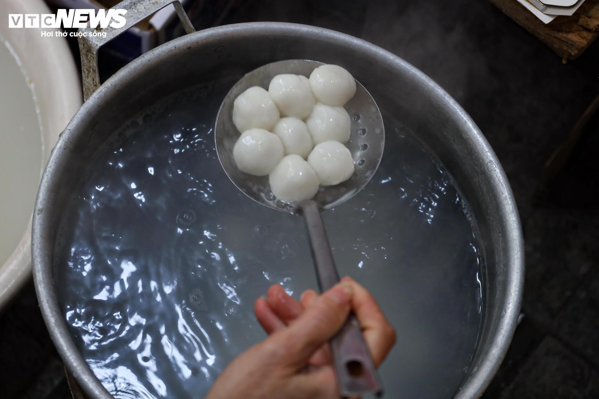 Xếp hàng mua bánh trôi, bánh chay ngày Tết Hàn thực - Ảnh 16