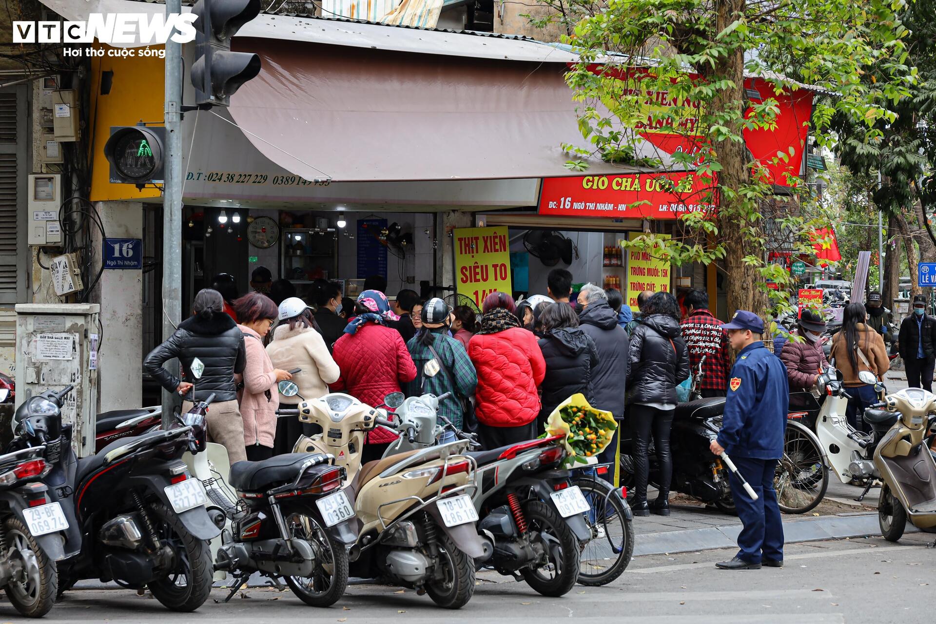 Xếp hàng mua bánh trôi, bánh chay ngày Tết Hàn thực - Ảnh 2