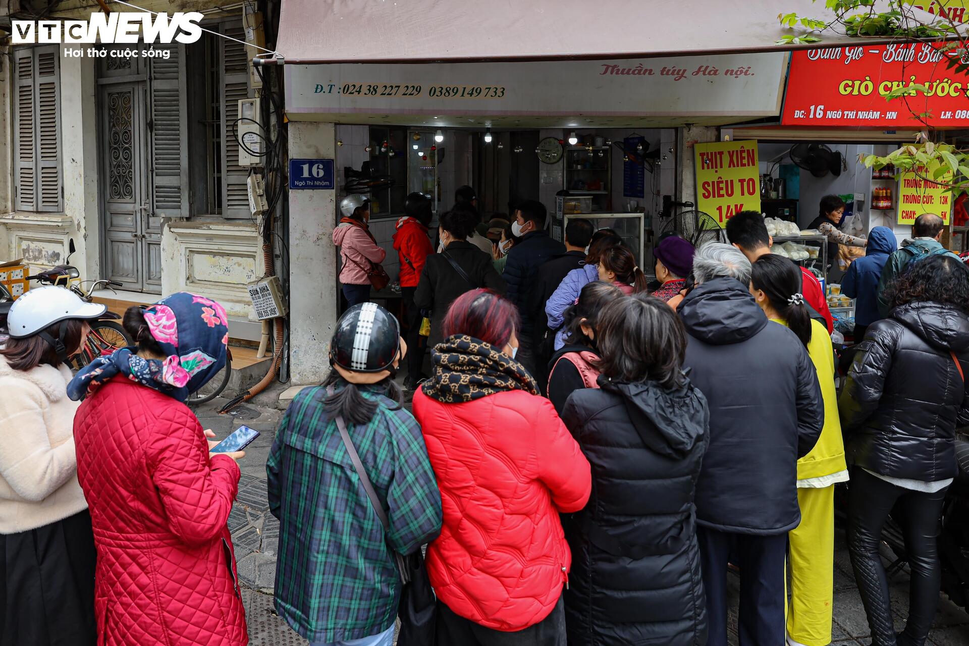 Xếp hàng mua bánh trôi, bánh chay ngày Tết Hàn thực - Ảnh 7