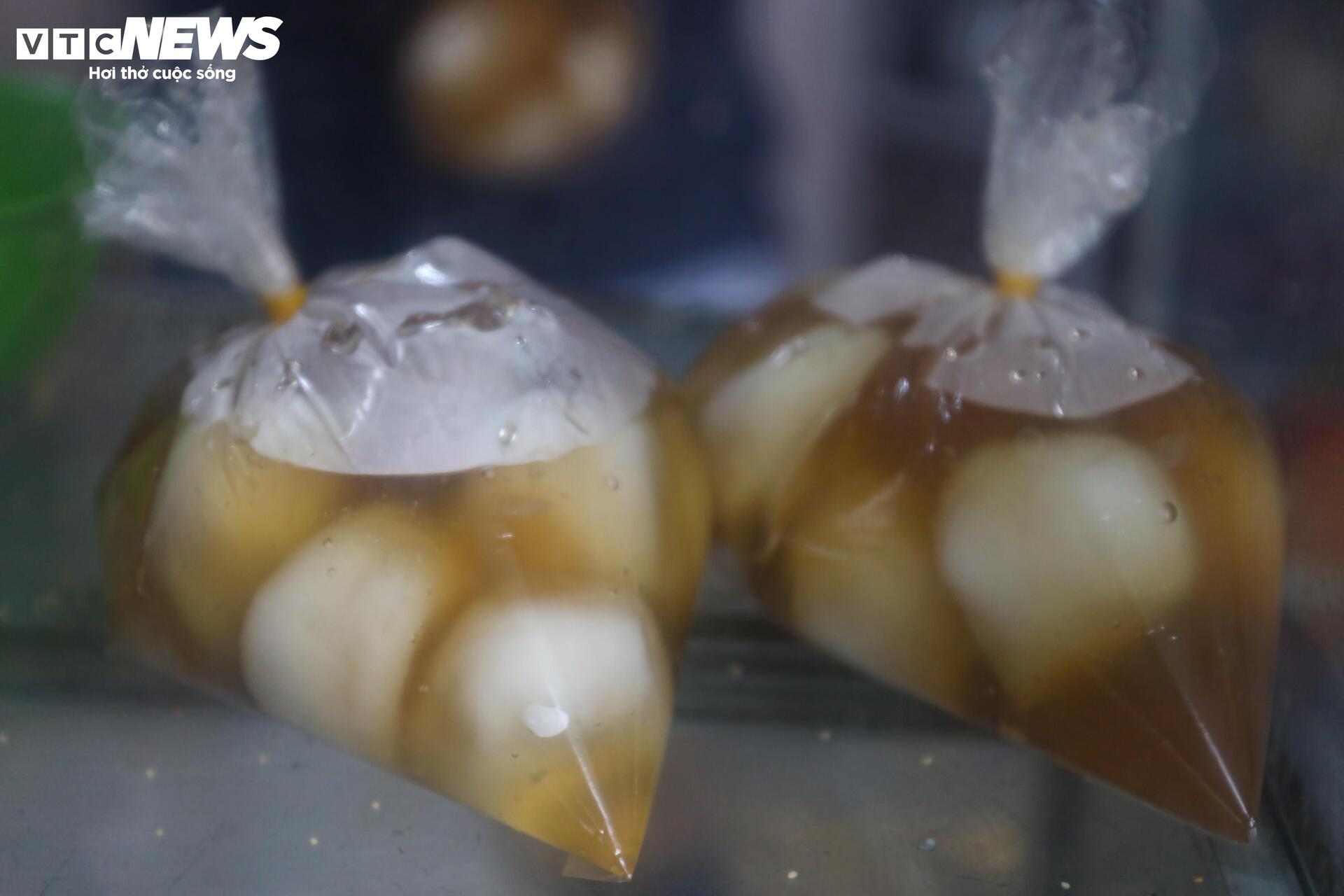 Xếp hàng mua bánh trôi, bánh chay ngày Tết Hàn thực - Ảnh 10